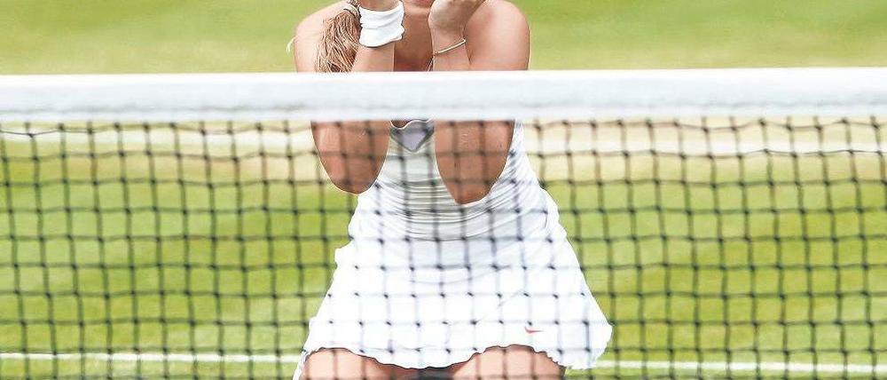 Kniefall an der Church Road. Sabine Lisicki feiert nach über zwei Stunden Spielzeit den Abschluss ihres Arbeitstages. Foto: Reuters