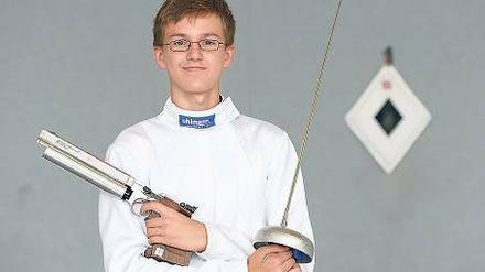 Henry Gebauer mit Degen und Laserpistole.