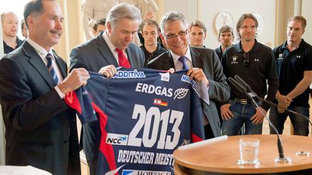 Peter John Lee (r.), ist seit 2000 Manager der Eisbären. In der Amtszeit des gebürtigen Engländers wurden die Berliner sieben Mal Deutscher Meister.