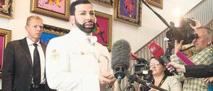 Harald Glööckler berief am Montag eine improvisierte Pressekonferenz in seinem Wohnzimmer ein. Journalisten und Kamerateams drängen sich um ihn. Nach einer Minute war alles vorbei.