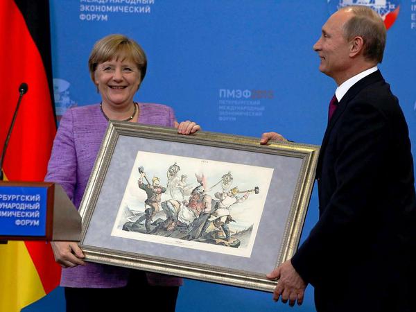 Bundeskanzlerin Angela Merkel und Russlands Präsident Putin in St. Petersburg, am 21. Juni.