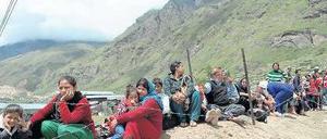 In den Bergen gestrandet. Pilger warten darauf, ausgeflogen zu werden. Foto: AFP