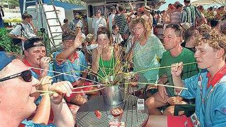 Kampftrinken. Schon am Vormittag trinken Feiernde Sangria eimerweise. 