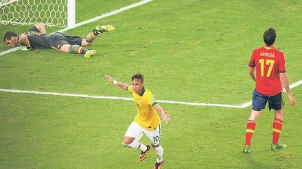 Zum Abheben. Neymar vollendete eine großartige Passfolge mit seinem Gewaltschuss zum 2:0. Foto: Reuters
