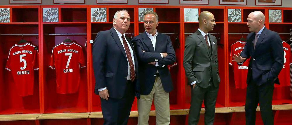 Pep Guardiola mit einem Mikro in der Hand.