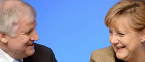 Bundeskanzlerin Angela Merkel und Bayerns Ministerpräsident und CSU-Vorsitzenden Horst Seehofer: CDU und CSU haben ihr Wahlprogramm beschlossen.