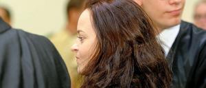 Die Angeklagte Beate Zschäpe steht am Montag neben ihrem Anwalt Wolfgang Heer im Gerichtssaal in München (Bayern). Vor dem Oberlandesgericht wurde der Prozess um die Morde und Terroranschläge des «Nationalsozialistischen Untergrunds» (NSU) fortgesetzt. Das Gericht möchte mit der Aufarbeitung der einzelnen Mordanschläge beginnen und hat einige Zeugen geladen.
