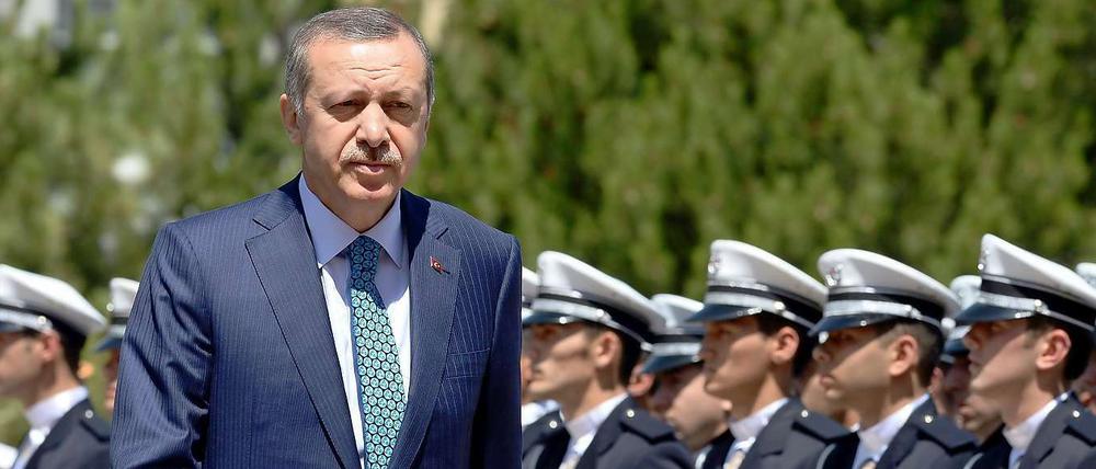 Der türkische Ministerpräsident Recep Tayyip Erdogan vor Absolventen der türkischen Polizeiakademie in Ankara. Bei der Abschlusszeremonie der Polizisten ließ Erdogan verlauten, dass die Darstellung der unschuldigen Demonstranten und der aggressiven Staatsgewalt einseitig sei. 