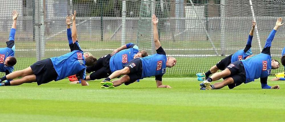 Hertha-Spieler machen Gymnastik-Übungen.