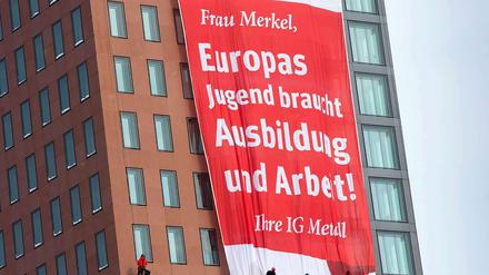 Gewerkschaften demonstrieren für Maßnahmen gegen die Jugendarbeitslosigkeit in Europa.