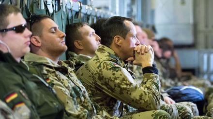 Soldaten sitzen im Camp Marmal in Masar-i-Scharif in einer Transall-Transportmaschine, um nach Deutschland zurückzufliegen.