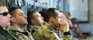 Soldaten sitzen im Camp Marmal in Masar-i-Scharif in einer Transall-Transportmaschine, um nach Deutschland zurückzufliegen.