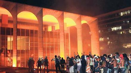 Tage des Zorns. Demonstranten am 20. Juni vor dem Itamaraty-Palast, dem Außenministerium in Brasília. Foto: Reuters