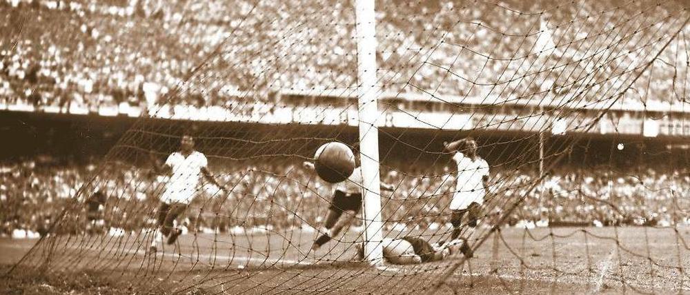 Tatort Maracana. Alcides Ghiggia (hinten, verdeckt vom Pfosten) erzielte 1950 das 2:1 und machte Uruguay damit zum Weltmeister.