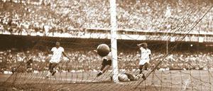 Tatort Maracana. Alcides Ghiggia (hinten, verdeckt vom Pfosten) erzielte 1950 das 2:1 und machte Uruguay damit zum Weltmeister. 