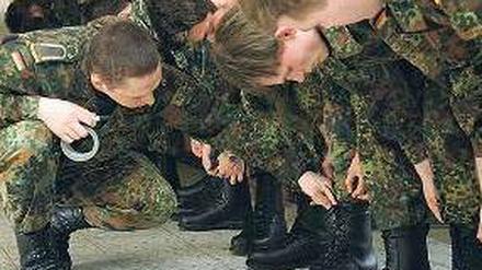 Kontrolle. Ein Ausbilder prüft die Uniformen seiner Untergebenen. 
