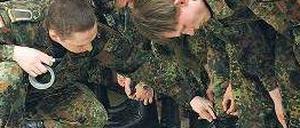 Kontrolle. Ein Ausbilder prüft die Uniformen seiner Untergebenen. 