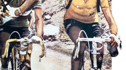 Freund und Helfer. Bei der Tour de France 1949 teilen sich der spätere Sieger Fausto Coppi (rechts) und sein italienischer Landsmann Gino Bartali das Wasser.