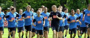 Die Hertha-Mannschaft läuft sich warm.