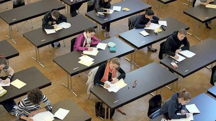 Schüler bei einer Abitur-Klausur.