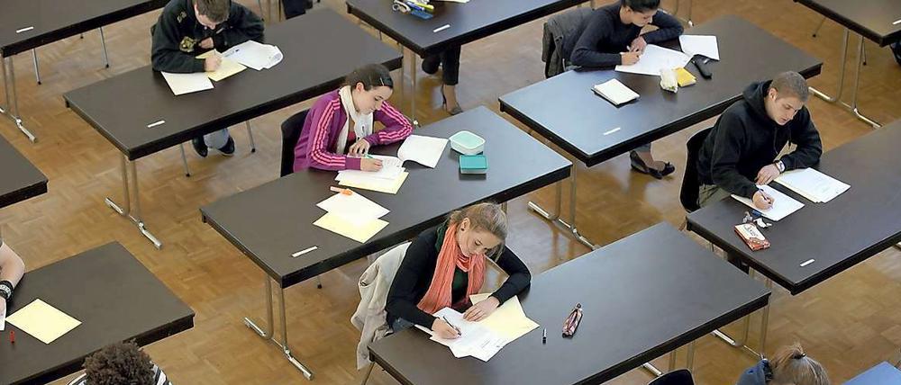 Schüler bei einer Abitur-Klausur.
