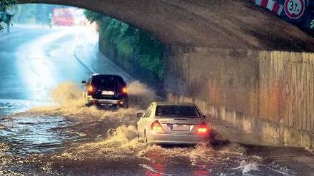 Flussdurchquerung. Autos passieren eine Unterführung in Hamburg. Foto: dpa