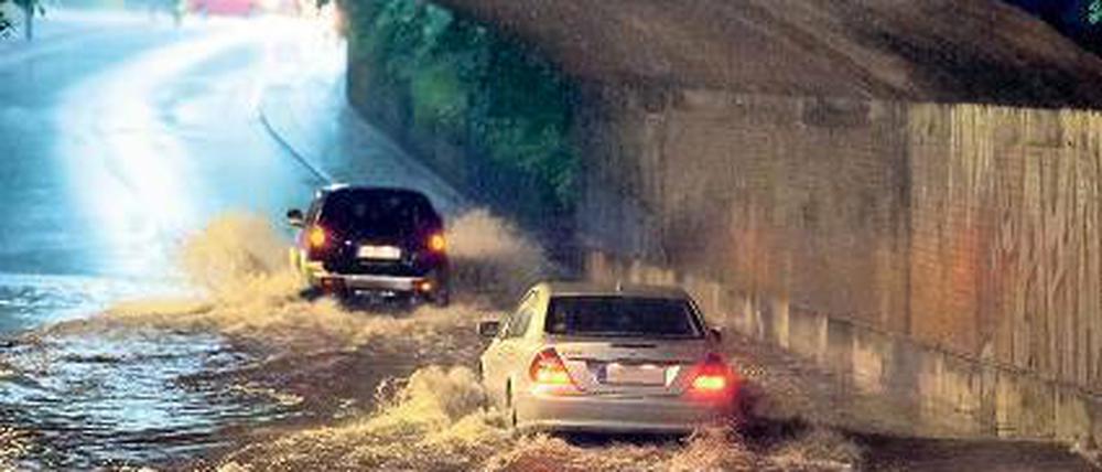 Flussdurchquerung. Autos passieren eine Unterführung in Hamburg. Foto: dpa