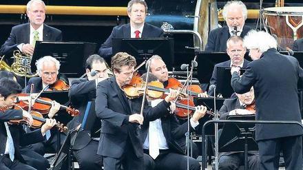 Für Leib und Seele. Sir Simon Rattle dirigierte am Sonnabend erneut das traditionsreiche Waldbühnen-Konzert; Mendelssohn-Bartholdy und Beethoven standen auf dem Programm. 