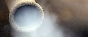 Abgase kommen aus einem Auspuffrohr.