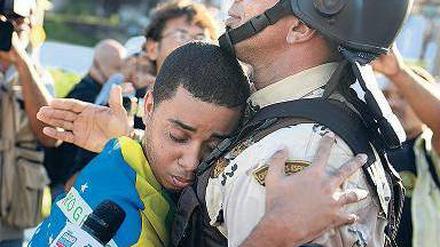 Ein bisschen Frieden. In der Stadt Salvador gab es auch versöhnliche Szenen. Foto: rtr