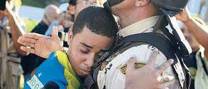 Ein bisschen Frieden. In der Stadt Salvador gab es auch versöhnliche Szenen. Foto: rtr