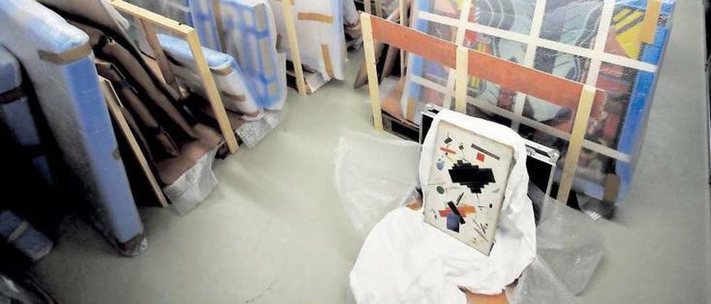 Beschlagnahmt. Das Bundeskriminalamt lagert die heiße Handelsware mit Bildern aus russischen Beständen derzeit in seinem Keller in Wiesbaden. Foto: Fredrik von Erichsen/dpa