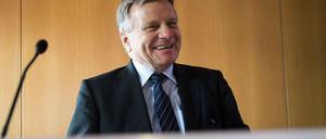 Scheibchen für Scheibchen: BER-Chef Hartmut Mehdorn will den Großflughafen mit sechs bis acht Flugzeugen pro Tag eröffnen - und so zugleich testen, ob er funktioniert.