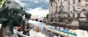 Da braut sich was zusammen. Laut Wetterbericht bekommt Berlin jetzt erstmal ein paar Tage Wolken und Regen ab. Und auch danach ist offenbar die große Hitze nicht in Sicht. Schade – nicht nur für die Touristen an der Museumsinsel.