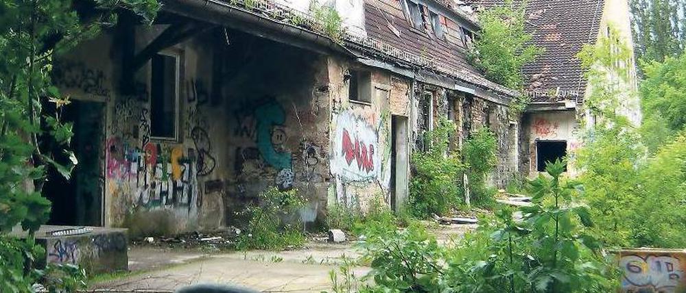Das versehrte Krankenhaus: Die Kinderklinik in Weißensee war 1911 eröffnet und 1997 geschlossen worden. Der Eigentümer versprach eine Sanierung, doch das Areal verfällt immer mehr.