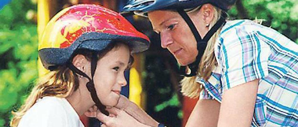 Was für ein Kind gut ist... Bei ihren Kleinen achten Eltern meistens darauf, dass sie beim Fahrradfahren mit einem Helm ausgerüstet sind. Von den Erwachsenen trägt laut einer Umfrage nur jeder Vierte den Kopfschutz. Foto: p-a/gms