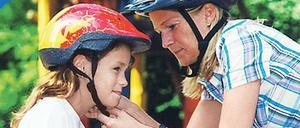 Was für ein Kind gut ist... Bei ihren Kleinen achten Eltern meistens darauf, dass sie beim Fahrradfahren mit einem Helm ausgerüstet sind. Von den Erwachsenen trägt laut einer Umfrage nur jeder Vierte den Kopfschutz. Foto: p-a/gms