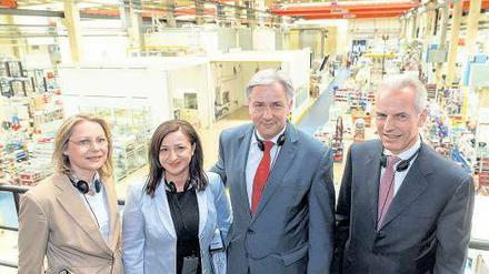 Besuch in Siemensstadt. Der Regierende Bürgermeister und die Senatorinnen Cornelia Yzer (links, Wirtschaftsressort) und Dilek Kolat (Arbeit und Integration) wurden im Schaltwerk von Burkhard Ischler begrüßt, dem Leiter des Berliner Büros der Siemens AG. Foto: Siemens