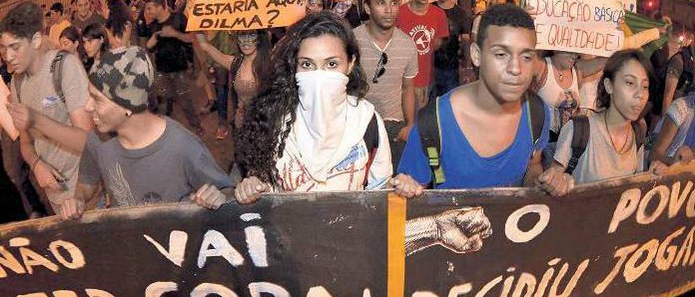 Wut der Jugend. Wie hier in Belo Horizonte protestieren im ganzen Land Zehntausende gegen soziale Missstände und die hohen Kosten der Fußball-WM. Foto: Douglas Magno/AFP