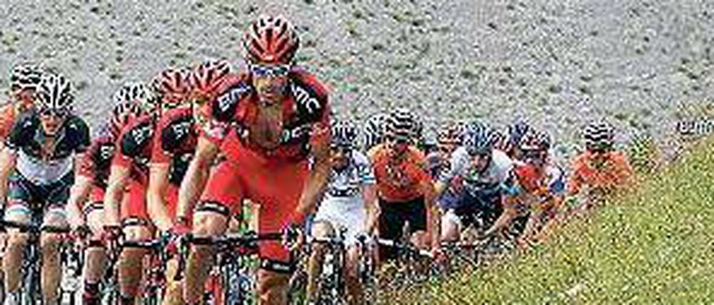 Das Peloton fährt einen Berg hinauf.
