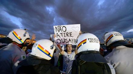 Hunderttausende Menschen gehen in Brasilien auf die Straßen. Auslöser war eine Fahrpreiserhöhung, doch längst richten sich die Proteste gegen die Ausgaben für die WM.