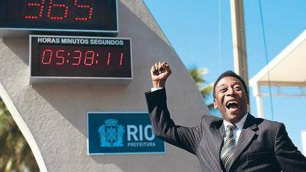 Pele steht vor einer Countdown-Uhr zur WM 2014.