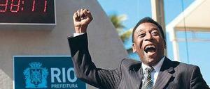 Pele steht vor einer Countdown-Uhr zur WM 2014.