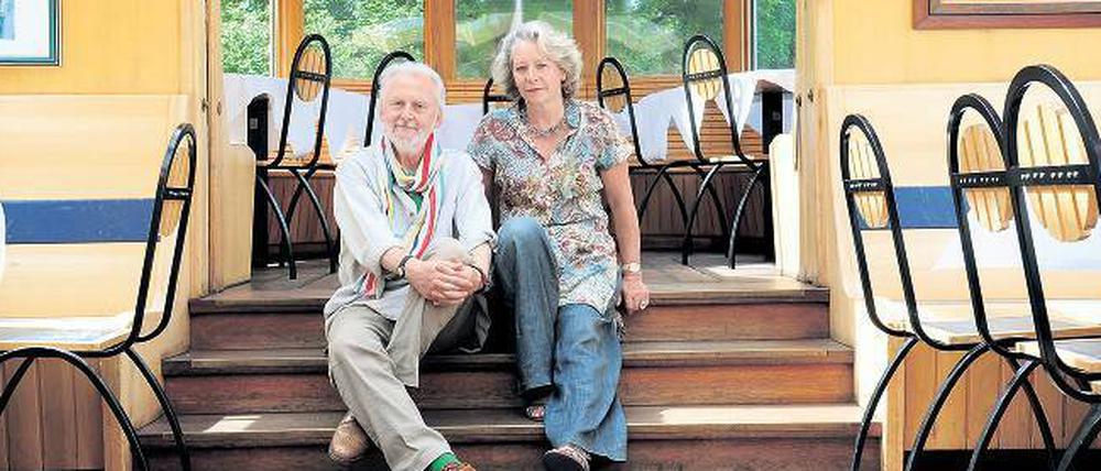 BEREIT ZUM ABLEGEN. Carl-Peter Steinmann und Roselinde Knarr erzählen Erstaunliches aus der Stadtgeschichte – an Bord des Salonschiffs Philippa.