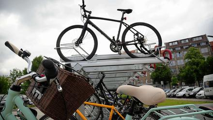 Oben ist noch ein Plätzchen frei: In der Zimmerstraße in Berlin-Mitte sind zweistöckige Fahrradständer aufgestellt.