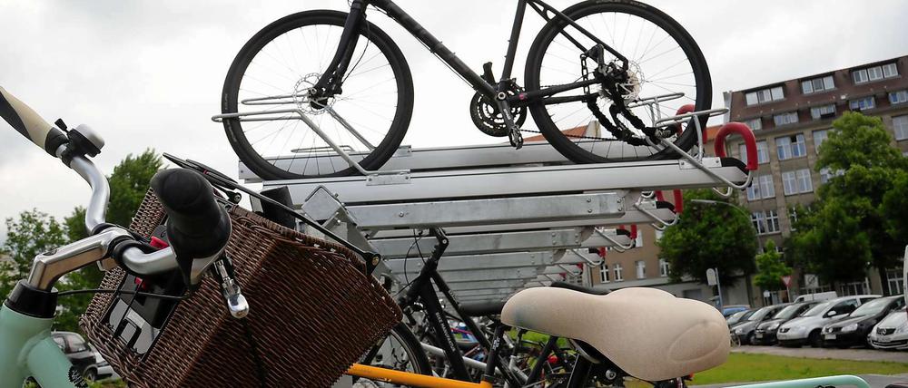 Oben ist noch ein Plätzchen frei: In der Zimmerstraße in Berlin-Mitte sind zweistöckige Fahrradständer aufgestellt.
