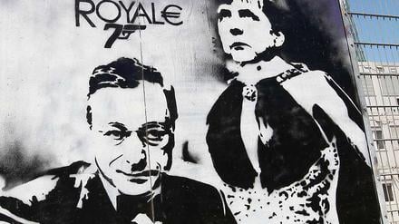 Schau am Bau. EZB-Chef Mario Draghi und Angela Merkel als Spieler in einem James-Bond-Film, aufgenommen am Bauzaun des neuen EZB-Gebäudes in Frankfurt am Main. 