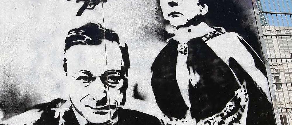 Schau am Bau. EZB-Chef Mario Draghi und Angela Merkel als Spieler in einem James-Bond-Film, aufgenommen am Bauzaun des neuen EZB-Gebäudes in Frankfurt am Main. 