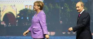 Erst Hü dann Hott: Bundeskanzlerin Angela Merkel (CDU) und Russlands Präsident Wladimir Putin wollen nun doch gemeinsam eine Ausstellung in St. Petersburg eröffnen. Ein „direktes Gespräch“ mit Putin habe dazu geführt, dass sie die zuvor verkündete Absage des gemeinsamen Besuchs revidiert werde, hieß es.