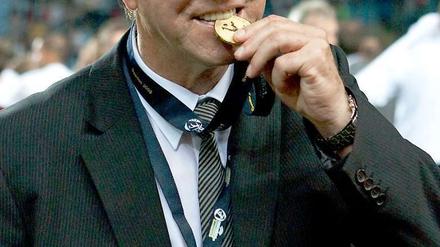 Mit Biss. Horst Hrubesch wird alter neuer U-21-Trainer.